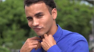 Kendine güvenen başarılı genç İspanyol iş adamı