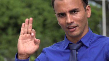 Genç İspanyol iş adam manevi jest