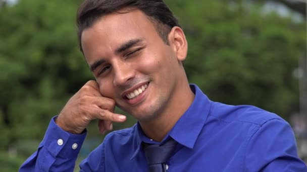 Jovem hispânico homem de negócios celular mímica — Vídeo de Stock