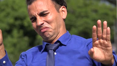 Rahatsız genç İspanyol iş adamı ve reddetme