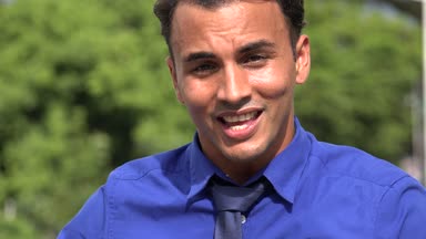 Dostça karşılama genç İspanyol iş adamı ve Merhaba