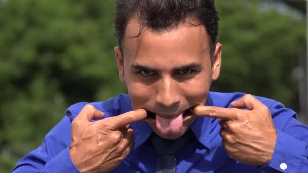 Aptal genç İspanyol iş adam komik yüzler — Stok video