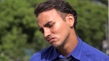 Genç İspanyol iş adamı mutlu ve hüzünlü