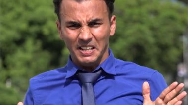 Genç İspanyol iş adamı baş ağrısı ile