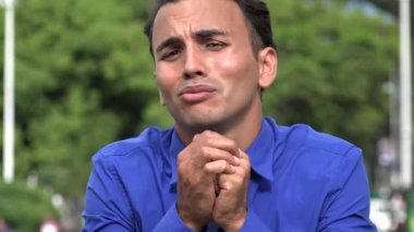 Yalvaran genç İspanyol iş adamı