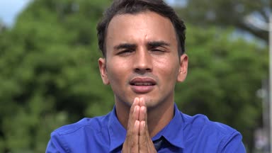 Dua eden genç İspanyol iş adamı