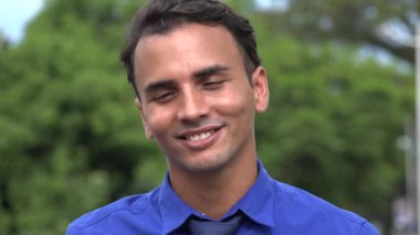 Hoş genç İspanyol iş adamı rahatlatıcı