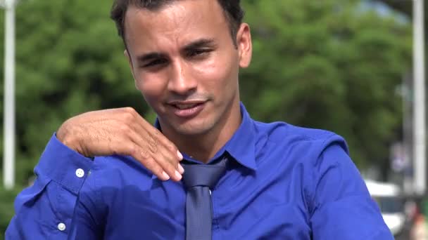 Bonito jovem hispânico homem de negócios — Vídeo de Stock