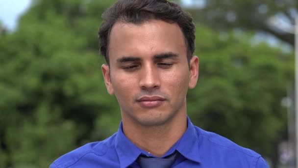 Étrange jeune hispanique homme d'affaires rouler les yeux — Video