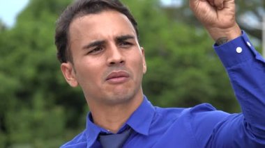 Yalvaran ve konuşmak İspanyol iş adamı