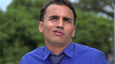 Konuşmak mutlu İspanyol iş adamı