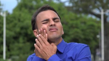 Diş ağrısı ile İspanyol iş adamı