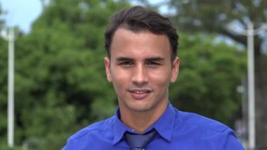 Flört eden İspanyol iş adamı göz kırpıyor