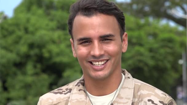 Feliz sonriente soldado masculino hispano — Vídeos de Stock