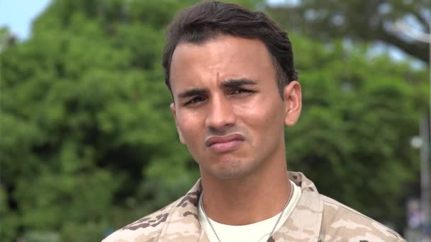 Üzgün Hispanik erkek asker — Stok video