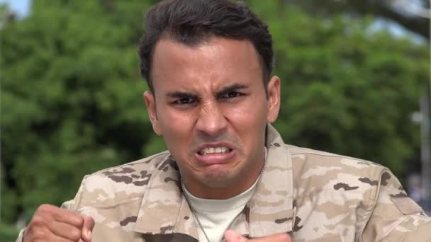 Irritado hispânico masculino soldado — Vídeo de Stock