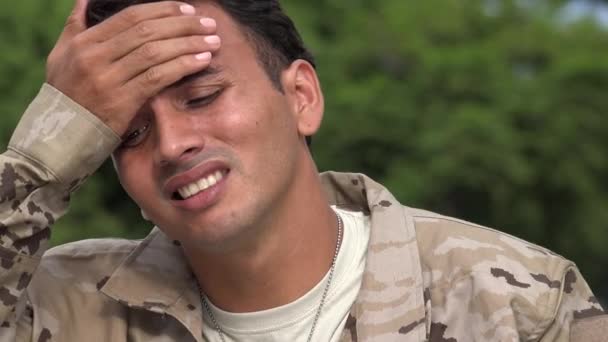 Άρρωστο Ισπανόφωνος αρσενικό στρατιώτης με πυρετό — Αρχείο Βίντεο