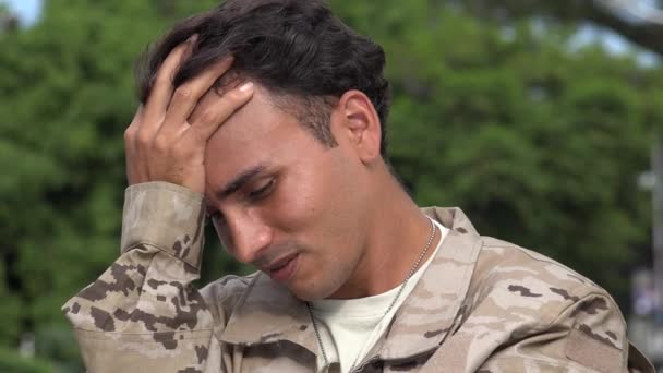 Triste deprimido hispânico masculino soldado — Vídeo de Stock