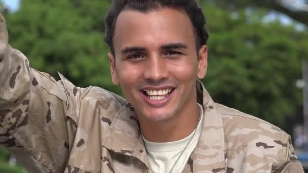 Přátelský hispánský mužské voják mává