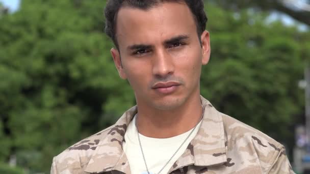 Soldado hispânico masculino — Vídeo de Stock