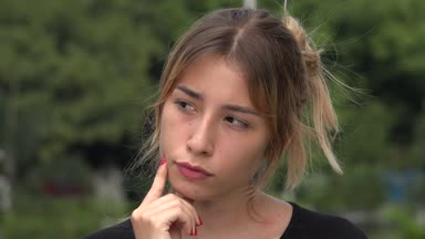 Bir fikir olan düşünme genç İspanyol kız