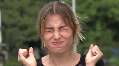 Kızgın ya da stresli genç İspanyol kız