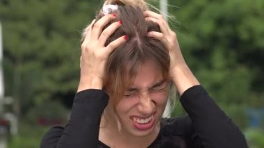 Kararsız genç İspanyol kız