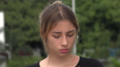 Genç Latin kız konuşuyor