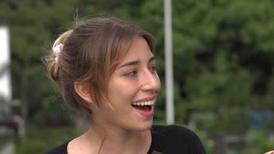 Mutlu genç İspanyol kız şarkı