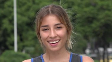Genç Latin kız gülerek