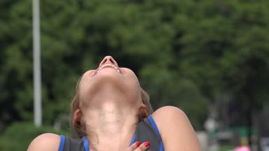 Genç Latin kız gülerek