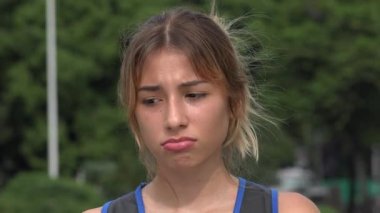 Üzgün depresif genç İspanyol kız