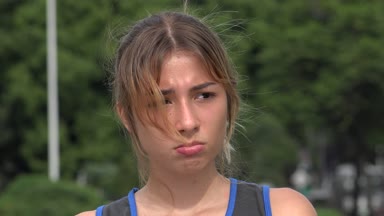 Genç Latin kız üzgün vurguladı