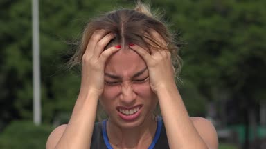 Mutsuz genç İspanyol kız