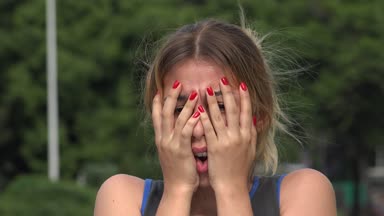 Gergin genç İspanyol kız