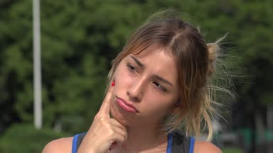 Genç Latin kız düşünme