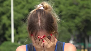 Üzüntü ve stres genç İspanyol kız