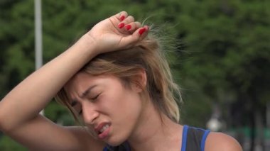 Yorgun ve bitkin atletik genç İspanyol kız