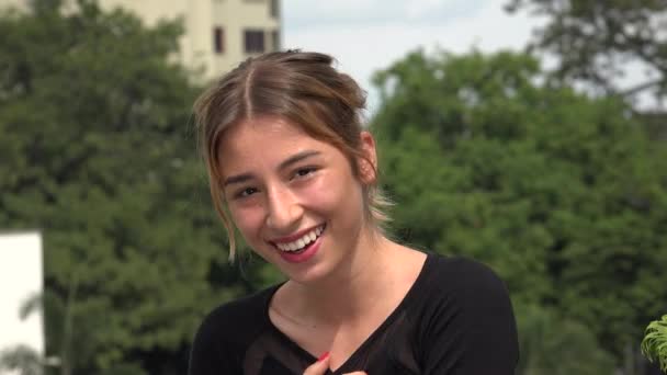 Підліток іспаномовний дівчина сміється — стокове відео