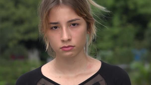 Grave o triste giovanissima ispanico ragazza — Video Stock