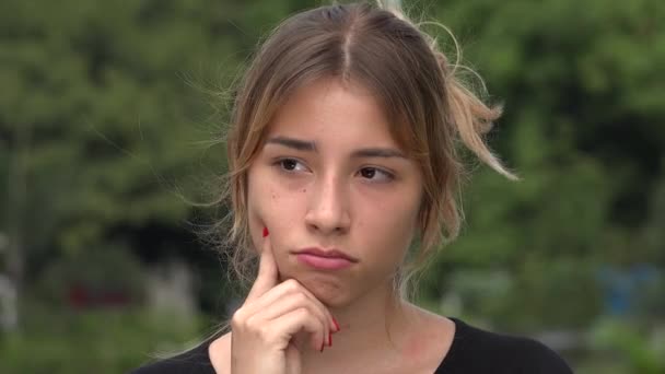 Adolescente hispana chica pensando — Vídeos de Stock