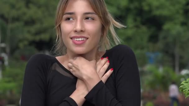 Esperanzado adolescente hispana chica y amor — Vídeo de stock