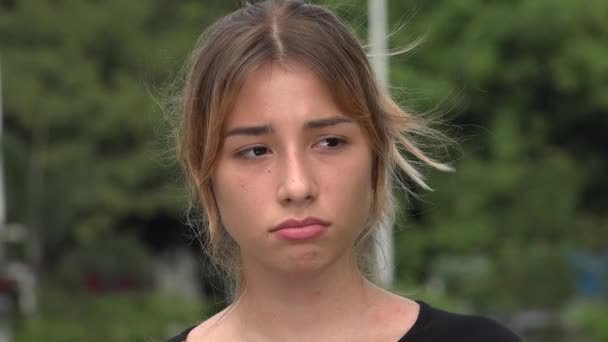 Sad tiener Latino Girl — Stockvideo