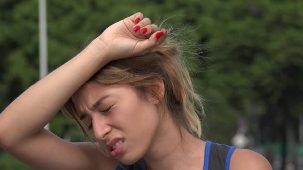 Cansado e exausto atlético adolescente hispânico menina — Vídeo de Stock