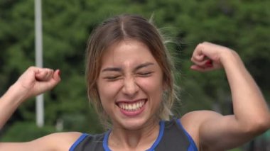 Genç Latin kız mutluluk sürpriz ve kazanma