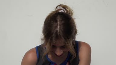 Genç kadın genç gülüyor