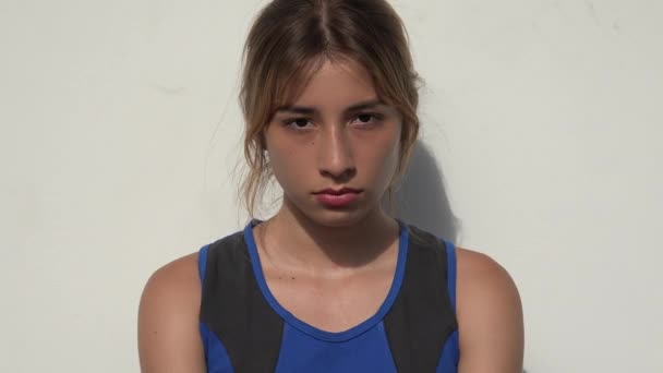 严重的青少年西班牙裔女孩 — 图库视频影像
