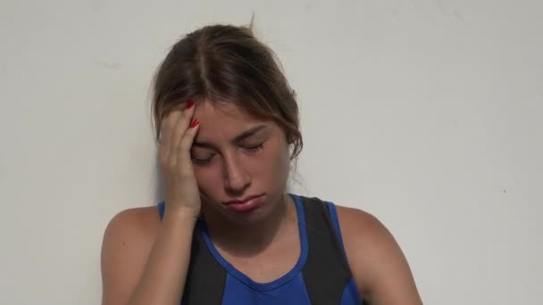 Triste joven adolescente femenina — Vídeo de stock