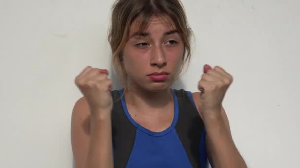 Втомився молода жінка спортивний підліток — стокове відео