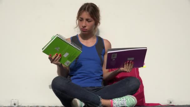 Confundido estudiante adolescente femenino — Vídeo de stock